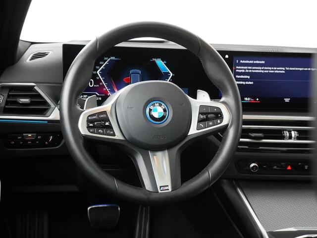 BMW 3-SERIE Touring 330e M-Sportpakket | Adaptive Cruise | Comfort Access | Head-Up | Panoramadak | Harman Kardon | Elektrisch bedienbare stoelen