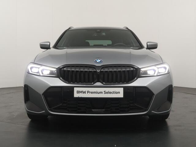 BMW 3-SERIE Touring 330e M-Sportpakket | Adaptive Cruise | Comfort Access | Head-Up | Panoramadak | Harman Kardon | Elektrisch bedienbare stoelen