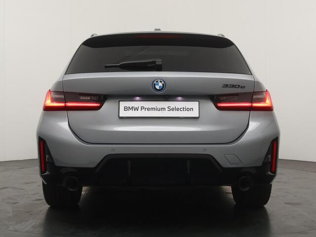 BMW 3-SERIE Touring 330e M-Sportpakket | Adaptive Cruise | Comfort Access | Head-Up | Panoramadak | Harman Kardon | Elektrisch bedienbare stoelen