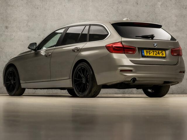 BMW 3-SERIE Touring 318i High Executive Automaat (GROOT NAVI, CLIMATE, LEDER, STOELVERWARMING, SPORTSTOELEN, GETINT GLAS, CRUISE, LED KOPLAMPEN, NIEUWSTAAT)