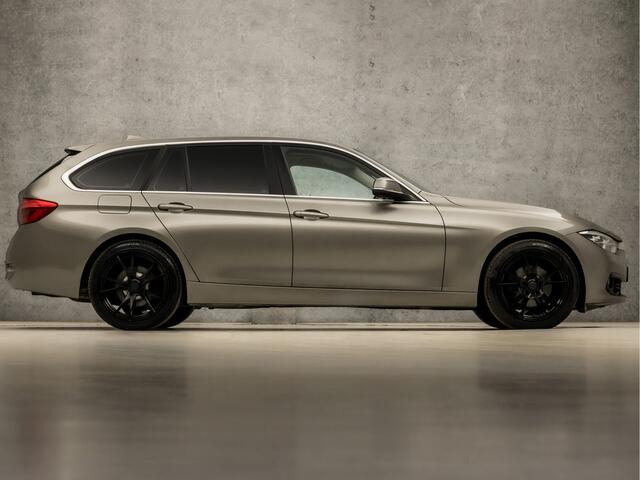 BMW 3-SERIE Touring 318i High Executive Automaat (GROOT NAVI, CLIMATE, LEDER, STOELVERWARMING, SPORTSTOELEN, GETINT GLAS, CRUISE, LED KOPLAMPEN, NIEUWSTAAT)