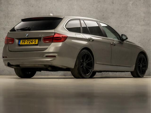 BMW 3-SERIE Touring 318i High Executive Automaat (GROOT NAVI, CLIMATE, LEDER, STOELVERWARMING, SPORTSTOELEN, GETINT GLAS, CRUISE, LED KOPLAMPEN, NIEUWSTAAT)