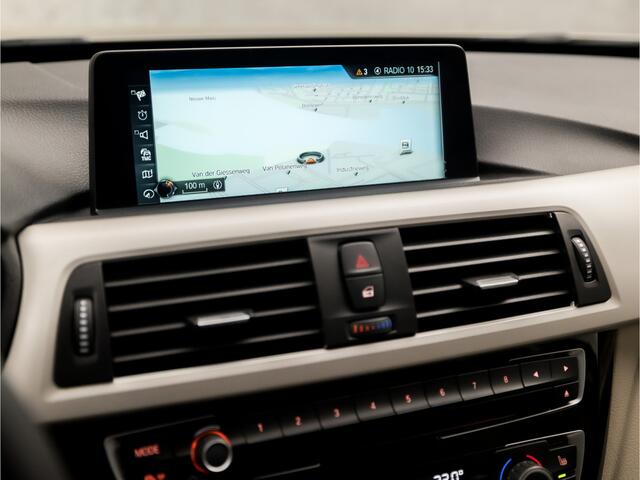 BMW 3-SERIE Touring 318i High Executive Automaat (GROOT NAVI, CLIMATE, LEDER, STOELVERWARMING, SPORTSTOELEN, GETINT GLAS, CRUISE, LED KOPLAMPEN, NIEUWSTAAT)