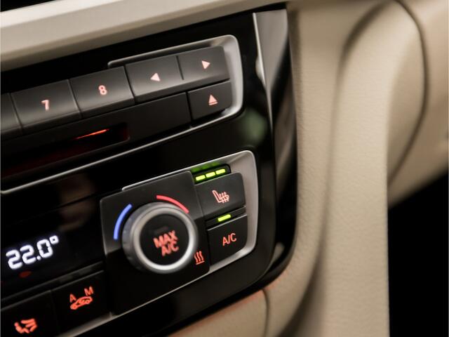 BMW 3-SERIE Touring 318i High Executive Automaat (GROOT NAVI, CLIMATE, LEDER, STOELVERWARMING, SPORTSTOELEN, GETINT GLAS, CRUISE, LED KOPLAMPEN, NIEUWSTAAT)