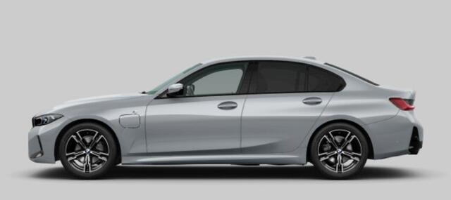 BMW 3-SERIE 330e M Sport - Getinte Ruiten - elektrisch verstelbare/verwarmde stoelen - Parking Assistant Plus - Active Cruise Control - Comfort Access - Adaptieve LED koplampen - Elektrische achterklep -