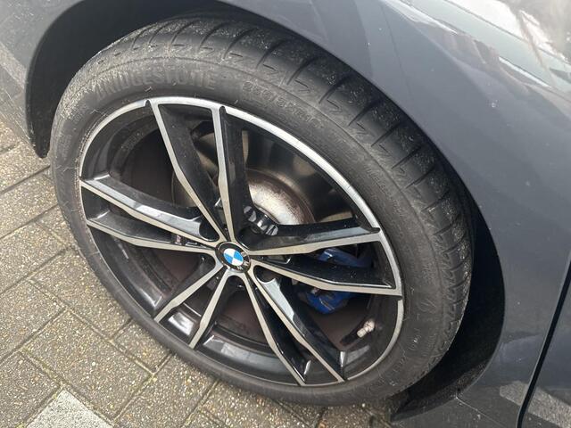 BMW 3-SERIE 318i High Executive | M-Sport | 19" | Leder | Schuifdak | Head-Up | Voorbereiding Driving Assistance