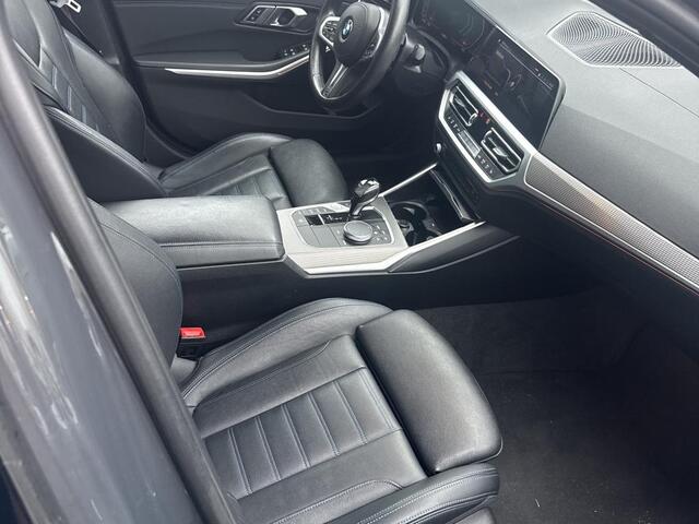 BMW 3-SERIE 318i High Executive | M-Sport | 19" | Leder | Schuifdak | Head-Up | Voorbereiding Driving Assistance