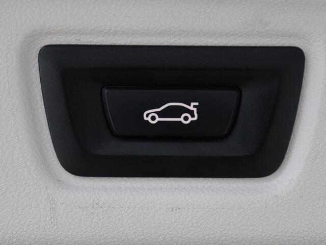 BMW 3-SERIE 318i Business Edition | Trekhaak | Sportstoelen | Half leder | Adaptief LED | Carplay | Navigatie | Parkeerhulp | Climate control | Bluetooth | Cruise control