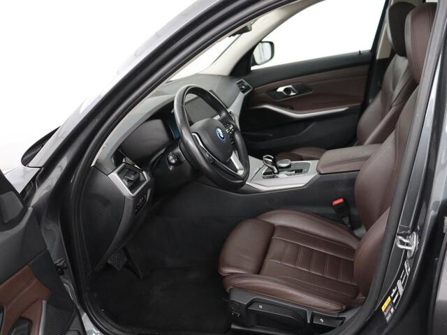 BMW 3-SERIE 320e Business Edition Plus | Panoramadak | Adaptive cruise | Leder | Sportstoelen | Stoelverwarming | Live Cockpit | Camera | Safety Pack | LaserLight | Carplay | Keyless | PHEV | Plug In