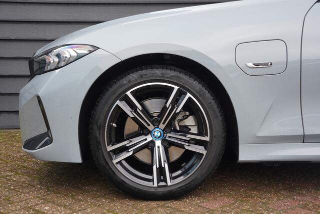 BMW 3-SERIE Touring 320e - M SPORT - LEDER - TREKHAAK - PANODAK - SHADOW LINE -