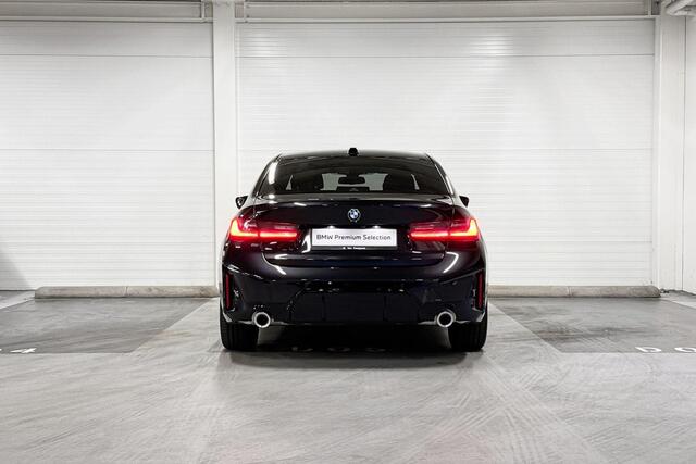 BMW 3-SERIE Sedan 320i | M-Sport | Comfort Pack | Driving Assistant | Harman/Kardon | Comfort Access