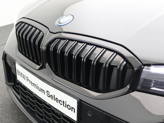 BMW 3-SERIE Touring 320e M Sportpakket | PDC Voor + Achter | 18''