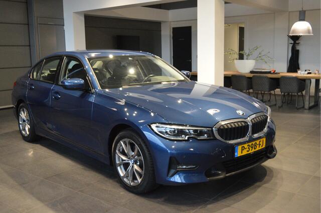 BMW 3-SERIE 318i Edition navi clima cruise led pdc trekhaak 157 pk !!