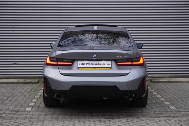 BMW 3-SERIE 330e Sedan M Sportpakket Pro | Comfort Pack | Elektrisch bediend glazen schuif-/kanteldak | Driving Assistant Professional | HiFi System | Extra getint glas