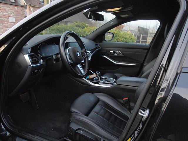 BMW 3-SERIE 320e Business Edition Plus | 19 Inch | Camera | Leer | Sfeerverlichting | Laserlight | NL-Auto |