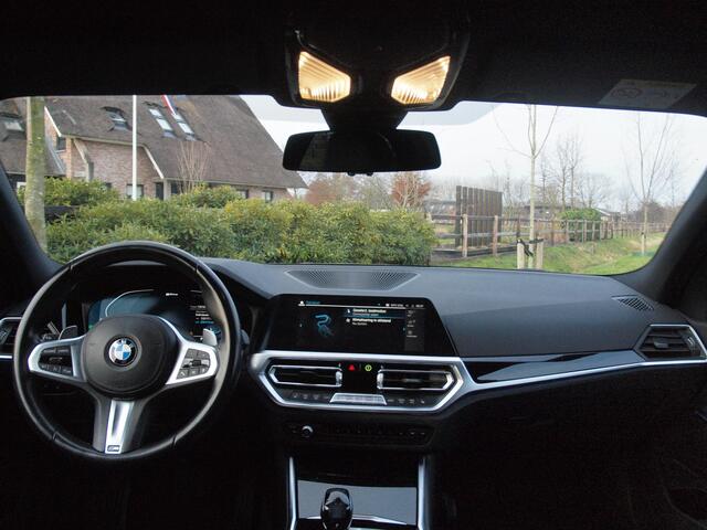 BMW 3-SERIE 320e Business Edition Plus | 19 Inch | Camera | Leer | Sfeerverlichting | Laserlight | NL-Auto |