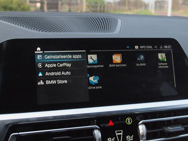 BMW 3-SERIE 320e Business Edition Plus | 19 Inch | Camera | Leer | Sfeerverlichting | Laserlight | NL-Auto |