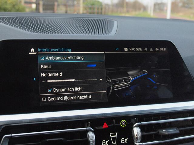 BMW 3-SERIE 320e Business Edition Plus | 19 Inch | Camera | Leer | Sfeerverlichting | Laserlight | NL-Auto |