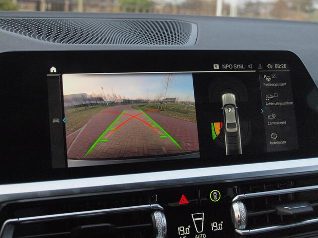 BMW 3-SERIE 320e Business Edition Plus | 19 Inch | Camera | Leer | Sfeerverlichting | Laserlight | NL-Auto |