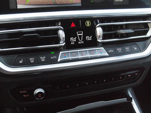 BMW 3-SERIE 320e Business Edition Plus | 19 Inch | Camera | Leer | Sfeerverlichting | Laserlight | NL-Auto |