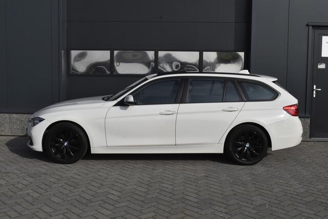 BMW 3-SERIE Touring 318i Corporate Lease High Executive Pano - Trekhaak - Leer - NAP