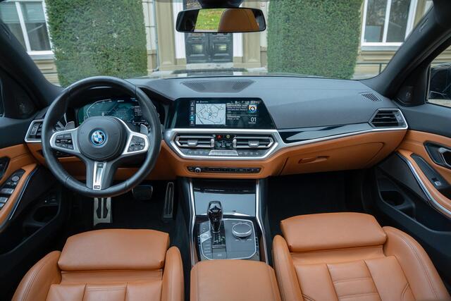 BMW 3-SERIE Touring 330e High Executive TREKHAAK | PANO | KUIPSTOELEN | LASER | ACC | H&K