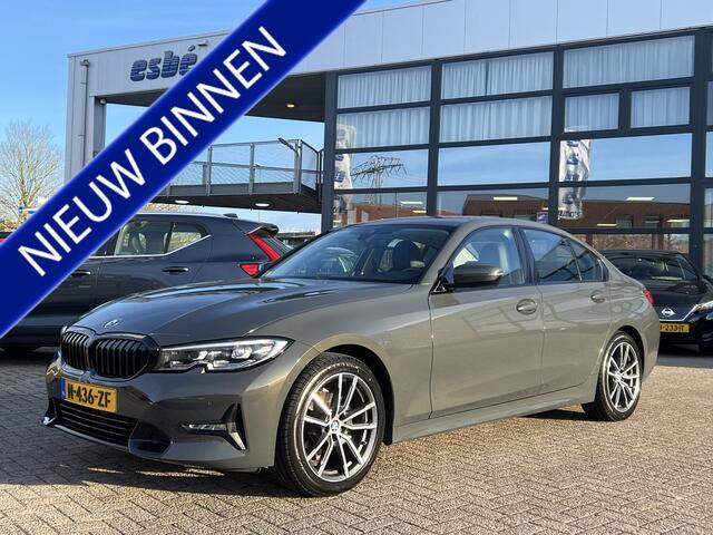 BMW 3-SERIE 318i 2.0 High Executive Edition Sportline Dravit Grau Live Cockpit Prof Vol Leder Stoelverwarming Shadow Line Led Sfeerverlichting Sportstoelen Apple Carplay Android Auto NL Auto