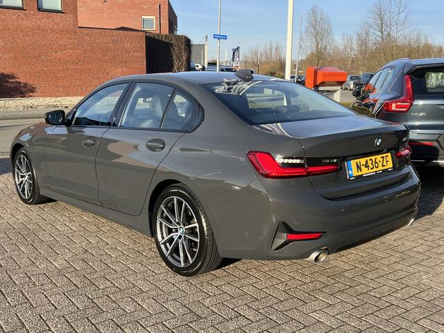 BMW 3-SERIE 318i 2.0 High Executive Edition Sportline Dravit Grau Live Cockpit Prof Vol Leder Stoelverwarming Shadow Line Led Sfeerverlichting Sportstoelen Apple Carplay Android Auto NL Auto