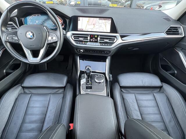 BMW 3-SERIE 318i 2.0 High Executive Edition Sportline Dravit Grau Live Cockpit Prof Vol Leder Stoelverwarming Shadow Line Led Sfeerverlichting Sportstoelen Apple Carplay Android Auto NL Auto