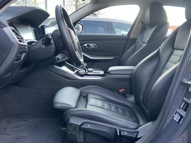 BMW 3-SERIE 318i 2.0 High Executive Edition Sportline Dravit Grau Live Cockpit Prof Vol Leder Stoelverwarming Shadow Line Led Sfeerverlichting Sportstoelen Apple Carplay Android Auto NL Auto