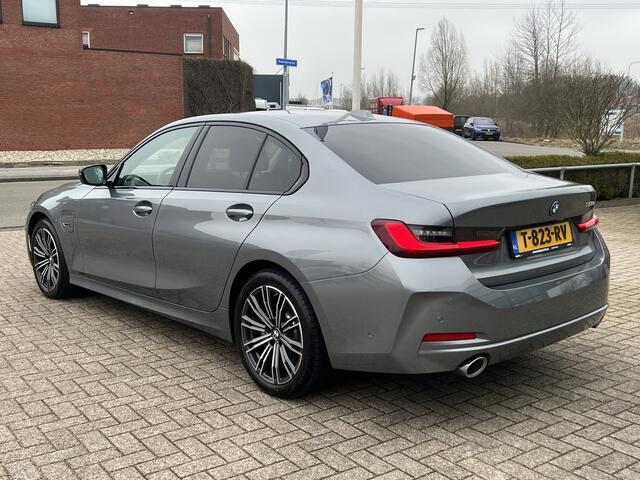 BMW 3-SERIE 320e Widescreen Trekhaak Camera Elek Stoelen Leder Stoelverwarming 18 Inch M-Sport Velgen Keyless Led Dab Extra Getint Glas NL Auto Plug In Hybride