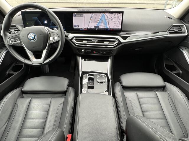 BMW 3-SERIE 320e Widescreen Trekhaak Camera Elek Stoelen Leder Stoelverwarming 18 Inch M-Sport Velgen Keyless Led Dab Extra Getint Glas NL Auto Plug In Hybride