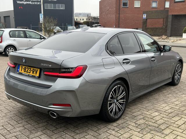BMW 3-SERIE 320e Widescreen Trekhaak Camera Elek Stoelen Leder Stoelverwarming 18 Inch M-Sport Velgen Keyless Led Dab Extra Getint Glas NL Auto Plug In Hybride