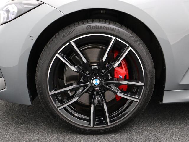BMW 3-SERIE Touring M340i xDrive M Sportpakket Pro | Travel Pack | Innovation Pack | Comfort Pack | Entertainment Pack | Panoramadak | Elektrisch Verstelbare Stoelen | Driving Assistant Professional | Hamran Kardon | 19''