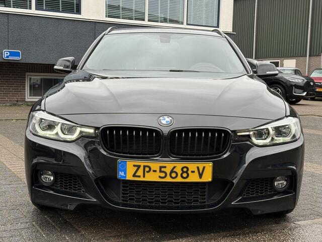BMW 3-SERIE Touring 318i M Sport Corporate Lease HIGH EXEC.| 81.000KM!| ORIG. NL| LEER| ELEKTRISCHE ACHTERKLEP| AFNEEMBARE TREKHAAK| STOELVERWARMING| 19 INCH!| SUPER NETJES| RIJKLAARPRIJS INCL. 12 MND BOVAG GARANTIE