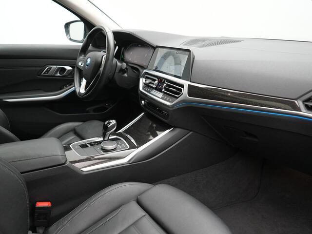 BMW 3-SERIE Touring 330e Sportline Plug In Hybrid 293pk Dealer O.H PHEV | Panodak | Trekhaak af Fabriek | Lederen Sportstoelen Memory | 360 Camera | Keyless | Camera & Parkassist | 18"L.M | Apple Carplay | Sfeerverlichting |