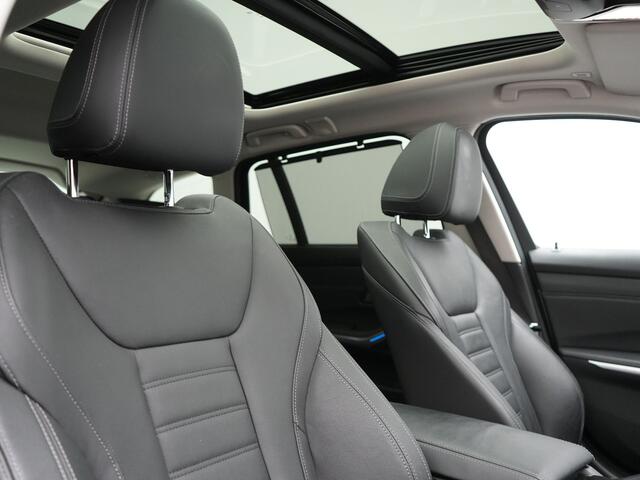 BMW 3-SERIE Touring 330e Sportline Plug In Hybrid 293pk Dealer O.H PHEV | Panodak | Trekhaak af Fabriek | Lederen Sportstoelen Memory | 360 Camera | Keyless | Camera & Parkassist | 18"L.M | Apple Carplay | Sfeerverlichting |