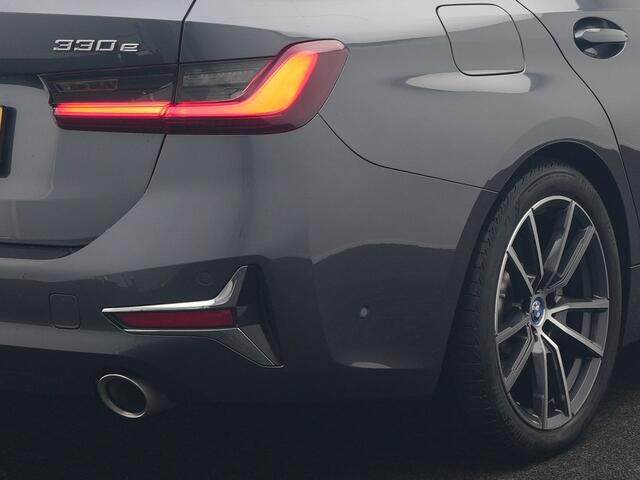 BMW 3-SERIE Touring 330e Sportline Plug In Hybrid 293pk Dealer O.H PHEV | Panodak | Trekhaak af Fabriek | Lederen Sportstoelen Memory | 360 Camera | Keyless | Camera & Parkassist | 18"L.M | Apple Carplay | Sfeerverlichting |