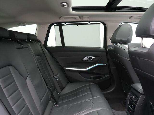 BMW 3-SERIE Touring 330e Sportline Plug In Hybrid 293pk Dealer O.H PHEV | Panodak | Trekhaak af Fabriek | Lederen Sportstoelen Memory | 360 Camera | Keyless | Camera & Parkassist | 18"L.M | Apple Carplay | Sfeerverlichting |
