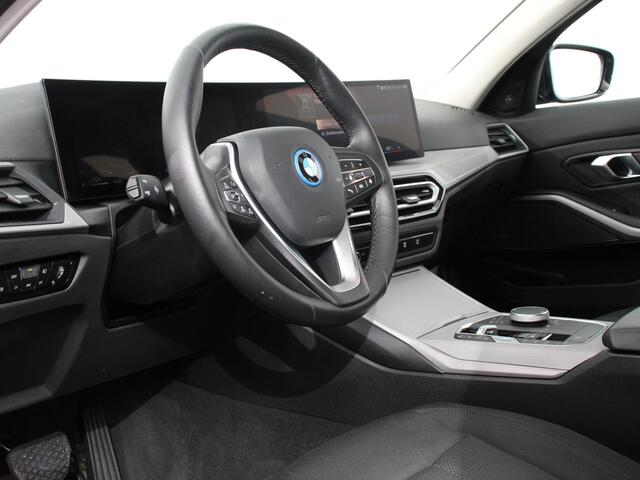 BMW 3-SERIE Touring 320e Plug in Hybride | Climate control | Adaptive Cruise Control | Parkeersensoren | Navigatie | LED | Apple Carplay/ Android Auto | Camera