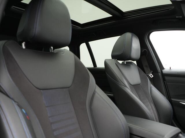 BMW 3-SERIE Touring 320e M Sport FACELIFT MODEL Plug In Hybrid Dealer O.H PHEV | Panodak | Trekhaak af Fabriek | Adaptive Cruise | Alcantara Sportstoelen Memory | Widescreen Navi | Keyless | Sfeerverlichting | Apple Carplay | 18"L.M |