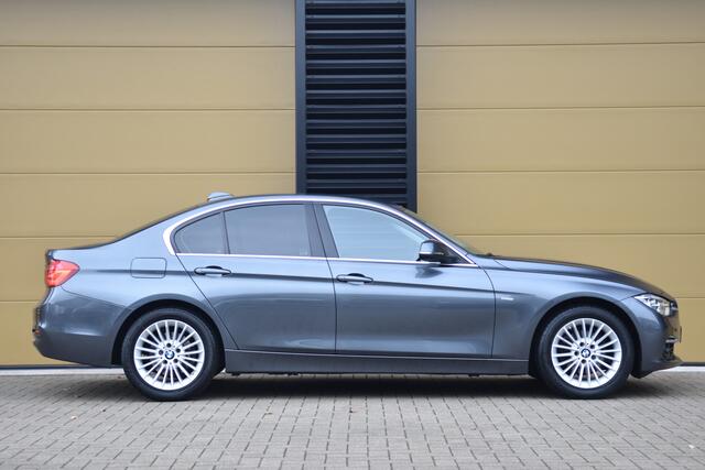 BMW 3-SERIE 320i Edition Luxury Line * Lichtpakket * Sportstuurwiel * Lederen Bekleding *