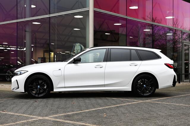BMW 3-SERIE Touring 330e High Executive M Sport Automaat / Trekhaak / Panoramadak / Comfort Access / Adaptieve LED / Active Cruise Control / Parking Assistant Plus