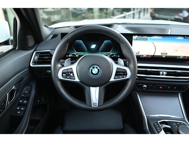 BMW 3-SERIE Touring 330e High Executive M Sport Automaat / Trekhaak / Panoramadak / Comfort Access / Adaptieve LED / Active Cruise Control / Parking Assistant Plus