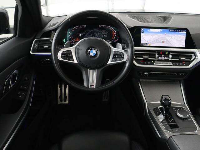 BMW 3-SERIE 318i M Sport | Panoramadak | Stoelverwarming | Leder/Alcantara | Carplay | Live Cockpit | Sportstoelen | Full LED | Navigatie | Parkeerhulp | Climate control