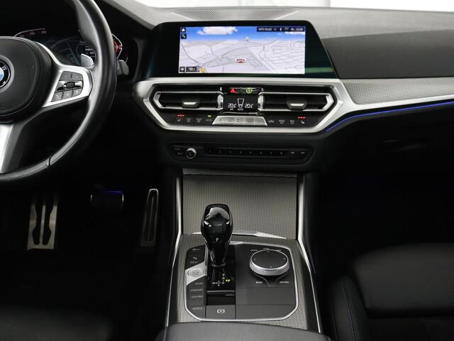 BMW 3-SERIE 318i M Sport | Panoramadak | Stoelverwarming | Leder/Alcantara | Carplay | Live Cockpit | Sportstoelen | Full LED | Navigatie | Parkeerhulp | Climate control
