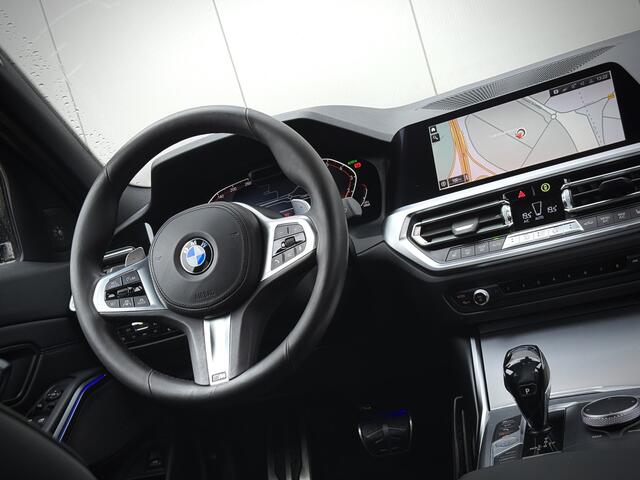 BMW 3-SERIE Touring 330i M-Sport Facelift 259pk Dravitgrau | Laserlicht | 360 Camera | Harman Kardon | CoPilot Adaptive Cruise | Keyless Entry | HUD | Dealer O.H.