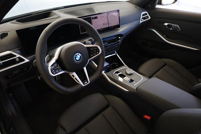 BMW 3-SERIE Touring 330e M Sportpakket Pro | Panoramadak | Elektr. Trekhaak | BMW Individual Dravit Grau Metallic