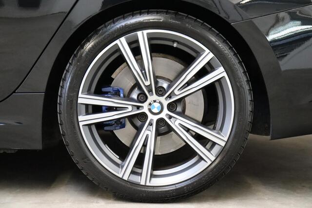 BMW 3-SERIE Touring 330i xDrive High Executive M Sport / Panoramadak / Head-Up Display / Trekhaak / Leder / Apple CarPlay / Harman Kardon / 19 Inch / Laserlicht / M Sportremsysteem / Adaptief M-onderstel