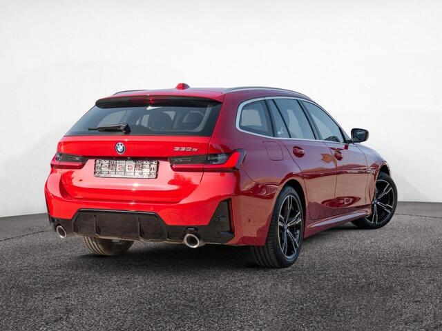 BMW 3-SERIE Touring 330e M-SPORT (LCI) ** LED, ROT LEDER, LIFE COCKP. PROF, PANORAMA, TREKH, 18-inch LMV ** 1e EIG (EX BMW-AG) - UNFALLFREI ** * INFORMEER OOK NAAR ONZE AANTREKKELIJKE FINANCIAL-LEASE TARIEVEN **